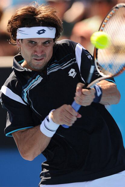 Ferrer golpea la pelota durante el partido contra Sweeting.