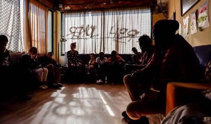 Reunión entre inmigrantes de origen africano, estudiantes senegaleses y voluntarios vascos en el gaztetxe de Arrigorriaga, en Bilbao.