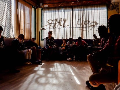 Reunión entre inmigrantes de origen africano, estudiantes senegaleses y voluntarios vascos en el gaztetxe de Arrigorriaga, en Bilbao.