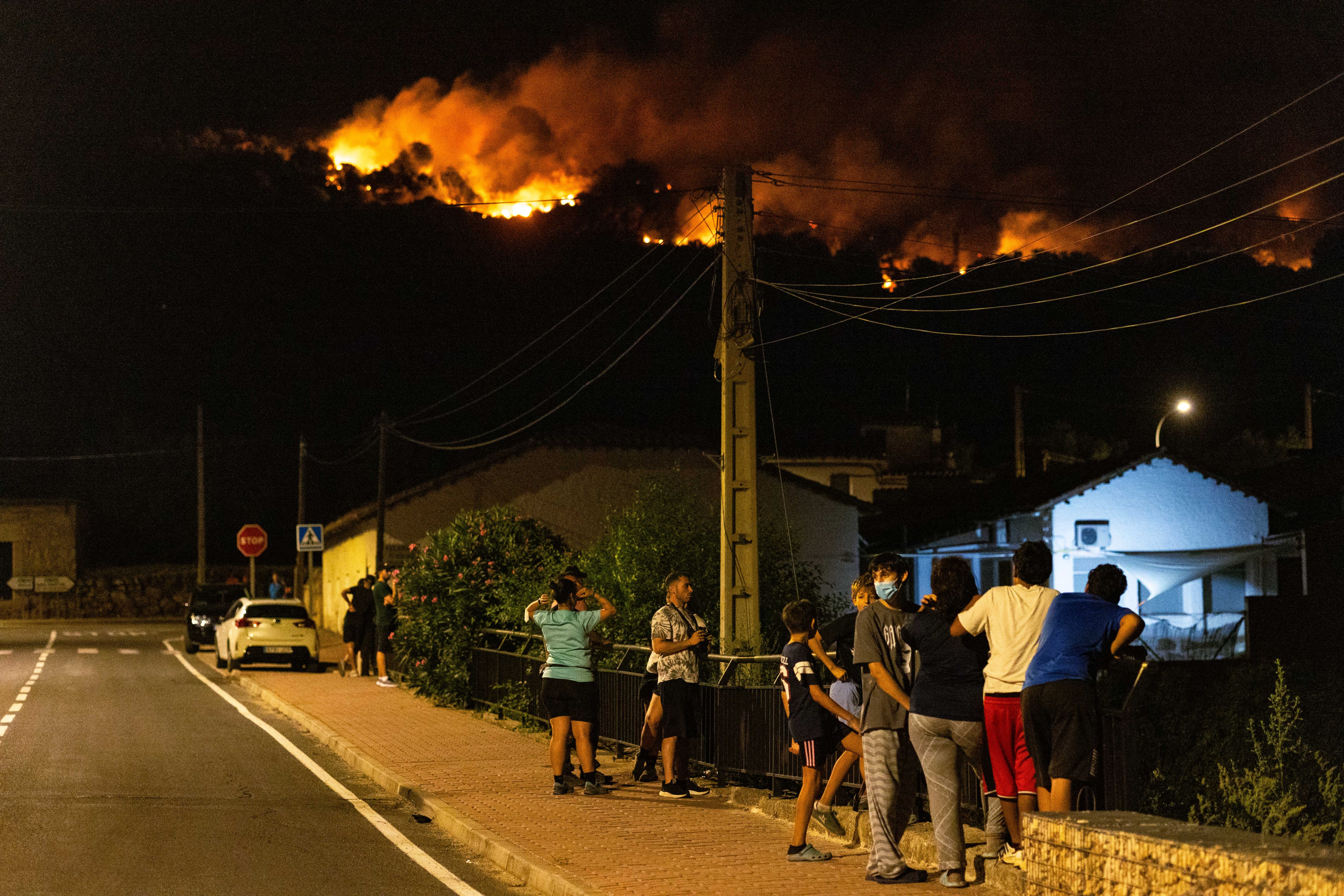 Los vecinos de Cebreros observan uno de los frentes del incendio cercanos al pueblo.