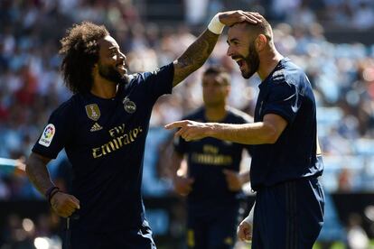 Marcelo felicitia a Benzema por su gol.
