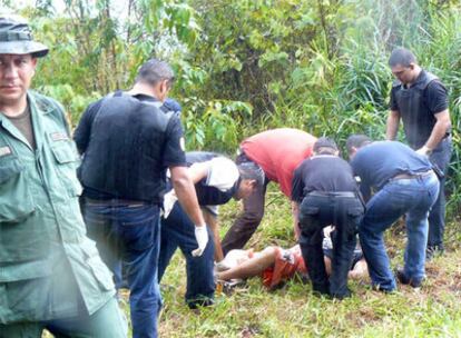 Las autoridades investigan el lugar donde apareció uno de los colombianos asesinados en territorio venezolano.