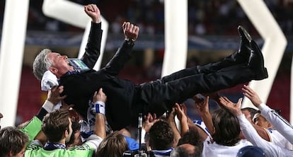 Ancelotti, manteado por los jugadores del Real Madrid tras ganar la Décima.