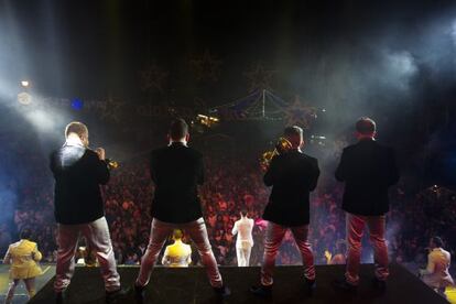 Actuaci&oacute;n de la orquesta Par&iacute;s de Noia en Vedra, el pasado martes.