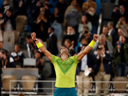 Nadal celebra el triunfo contra Djokovic, esta madrugada en la pista Philippe Chatrier de París.