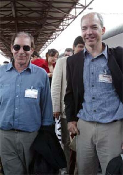 Alan Furst y Dan Fesperman, en la estación de Gijón, adonde llegaron en el <i>tren negro</i> procedente de Madrid.