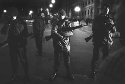 Cordones de vigilancia en las cercanías del Congreso en la noche del 23 de febrero de 1981.