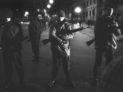 Cordones de vigilancia en las cercanías del Congreso en la noche del 23 de febrero de 1981.