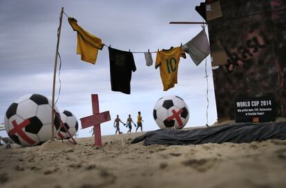 Instalación en la playa de Copacabana (Río de Janeiro) en protesta por el gasto del Gobierno brasileño en el Mundial de Fútbol 2014.