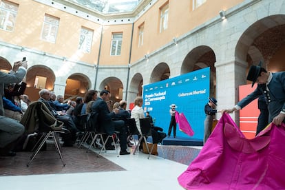 Exhibición de toreo de salón de alumnos de la Escuela José Cubero Yiyo durante la presentación del Premio Nacional de Tauromaquia.