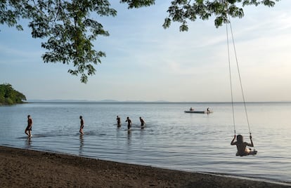 Varios bañistas en la playa de los Mangos, en la isla nicaragüense.