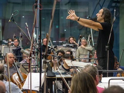 Alexandre Desplat, durante la grabación de la partitura de Godzilla'.