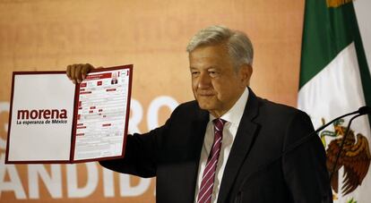 L&oacute;pez Obrador presenta su candidatura presidencial. 