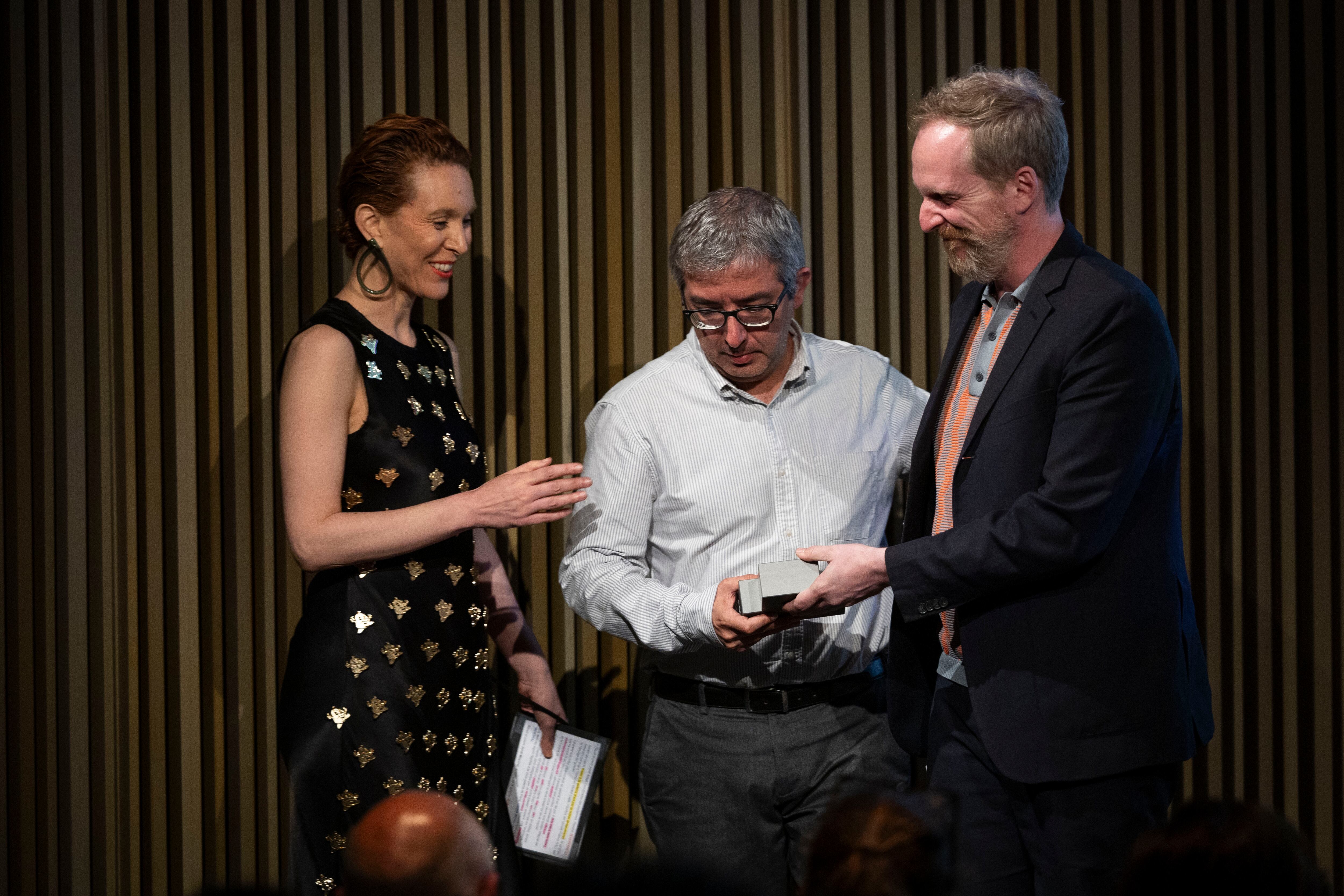 Álex Vicente (D) y Jordi Amat (C), tras recibir el premio, con la presentadora Laura Sangrà.