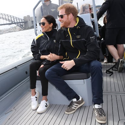 Las zapatillas eco. En la cara B de las sneakers más vendidas está la versión armónica y más fácil de llevar. Desde que Meghan Markle las lució blancas e impolutas  en su viaje a Australia, las Veja V10, se han convertido en el accesorio athleisure más cool y sostenible del año.