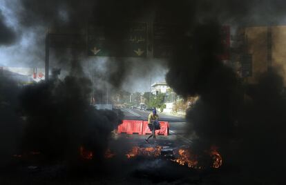 Un manifestante libanés quemó neumáticos para bloquear una carretera en el norte de Líbano, la ciudad portuaria de Byblos (Jbeil) durante las manifestaciones antigubernamentales.