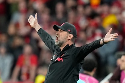 Jurgen Klopp da instrucciones al Liverpool desde el banquillo del Stade de France.