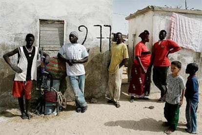 Muchos inmigrantes se instalan en el distrito &#39;Cite Snim&#39;, en la ciudad portuaria mauritana de Nouadhibou, a la espera de poder partir hacia España.