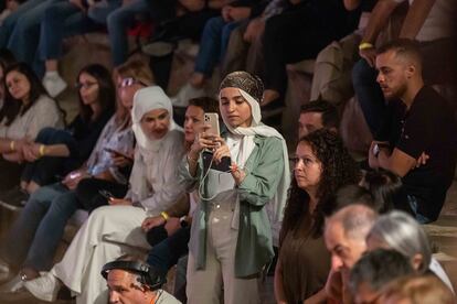 Una joven jordana graba el concierto de Riccardo Muti con su teléfono móvil, en una foto cedida por el Festival de Rávena.