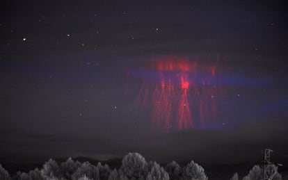 Imagen compuesta y coloreada del duende rojo captado el 21 de septiembre de 2019 desde Castellgalí, sobre el que se detectó un fantasma verde.