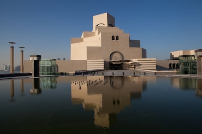 Cuando en diciembre de 2008 abrió el Museo de Arte Islámico de Doha, situado <a href="https://elviajero.elpais.com/elviajero/2018/04/19/actualidad/1524128318_207888.html" target="_blank">en una isla artificial en un extremo de la bahía</a>, Ángeles Espinosa lo saludaba desde EL PAÍS como “joya de la corona de un ambicioso plan del jeque Hamad al Thani para convertir su país en centro cultural de Oriente Medio”. El edificio, que explora el arte islámico a través de tres continentes y 1.400 años de historia, es obra del arquitecto estadounidense Ieoh Ming Pei, quien, al recibir el encargo, se dedicó a viajar por el mundo conociendo las obras maestras de la arquitectura islámica. Recaló en España por la Alhambra de Granada, pero finalmente se le hizo la luz cuando descubrió la sencillez de las formas geométricas de la Mezquita de Ibn Tulun en El Cairo.