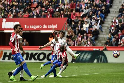 Álvaro Morata, del Real Madrid, golpea el balón frente al Sporting de Gijón.
