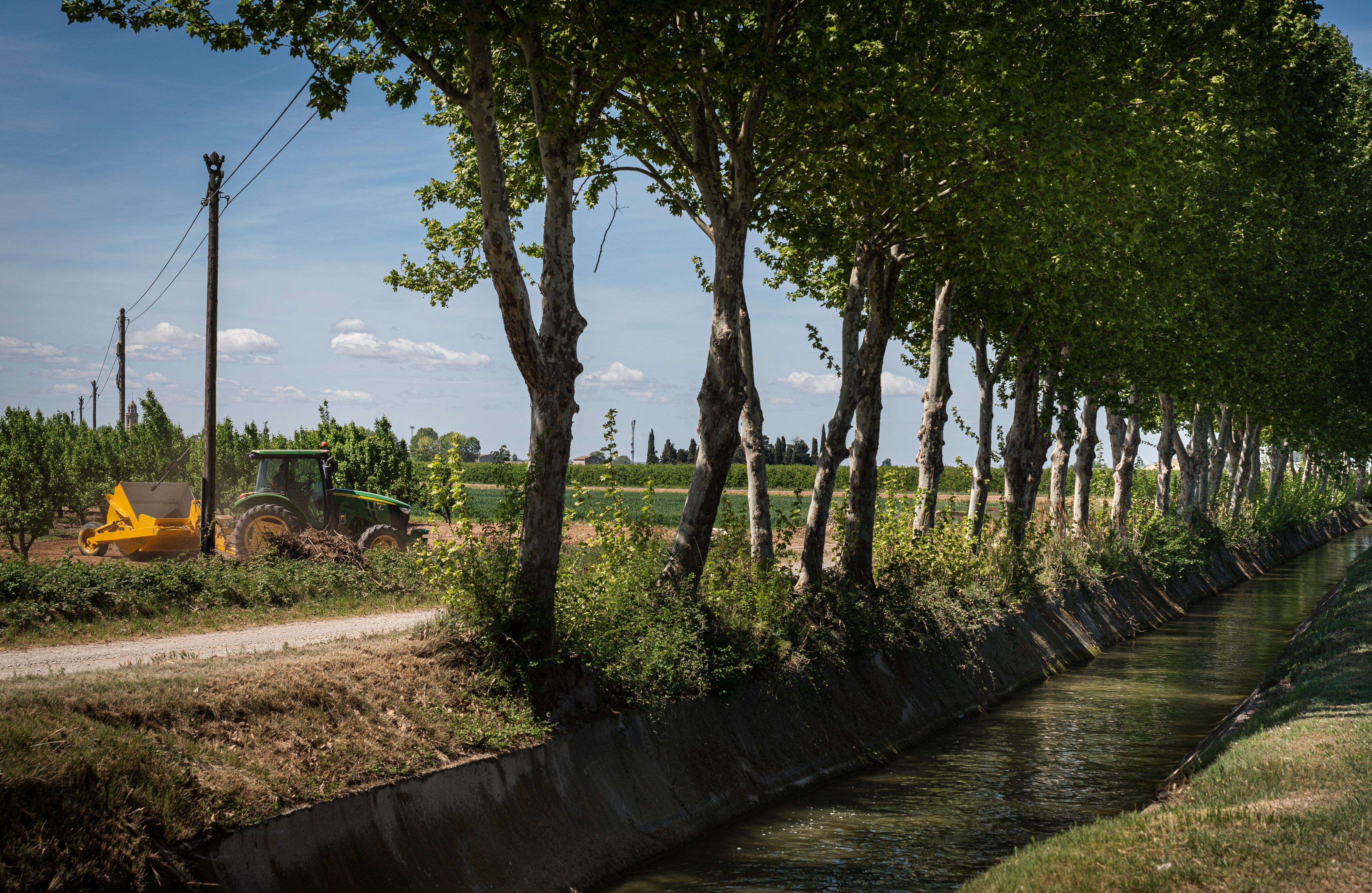 Un tractor rueda por una finca en Lleida (Cataluña), el pasado abril. 