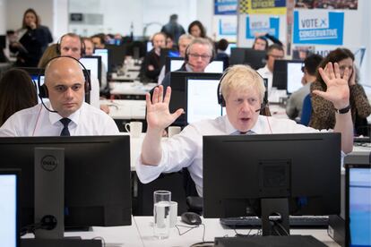 El primer ministro británico, en el centro de coordinación de campaña del Partido Conservador en Londres el pasado 8 de diciembre.