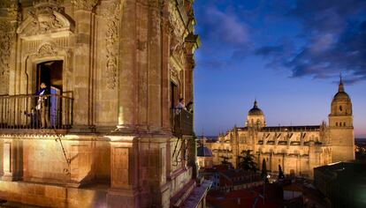 Subida a las torres de la Clerecía, con la Catedral de fondo. Sin duda, una de las mejores vistas de la ciudad se obtiene desde aquí.