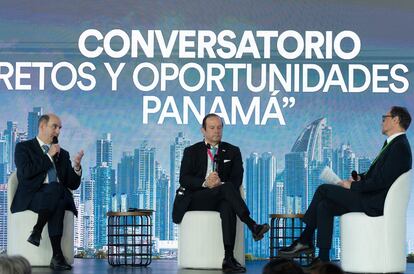 Los ministros de Economía y Finanzas de Panamá, Felipe Chapman, y de Exteriores, Javier Martínez-Acha, conversan con Jan Martínez-Ahrens, durante el foro.