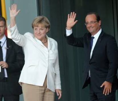 La canciller alemana, Angela Merkel (i), junto al presidente francés, Francois Hollande, frente a la Cancillería Federal al inicio de un encuentro en Berlín (Alemania) en agosto pasado. EFE/Archivo