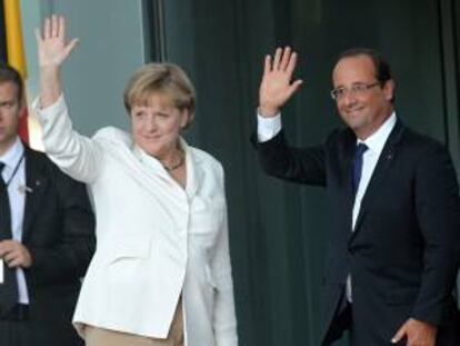 La canciller alemana, Angela Merkel (i), junto al presidente francés, Francois Hollande, frente a la Cancillería Federal al inicio de un encuentro en Berlín (Alemania) en agosto pasado. EFE/Archivo