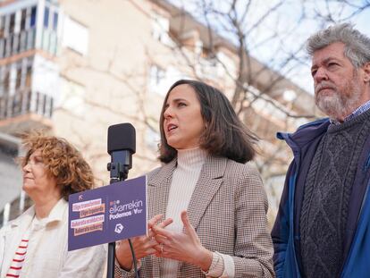 La secretaria general de Podemos, Ione Belarra (en el centro) en un acto de precampaña electoral en Vitoria este lunes.