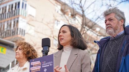 La secretaria general de Podemos, Ione Belarra (en el centro) en un acto de precampaña electoral en Vitoria este lunes.