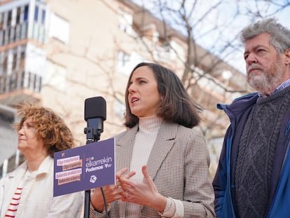 La secretaria general de Podemos, Ione Belarra (en el centro) en un acto de precampaña electoral en Vitoria este lunes.