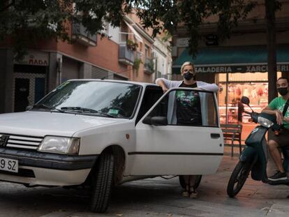 La Cristina i en Carles, propietaris de dos vehicles sense etiqueta ambiental.