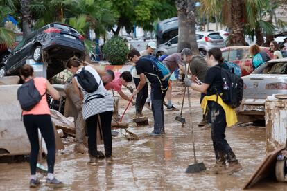 Vecinos y voluntarios trabajan para restablecer la normalidad en Alfafar (Valencia), este viernes.