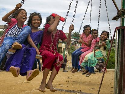 Varios niños juegan en un campo de refugiados de Cox's Bazar.