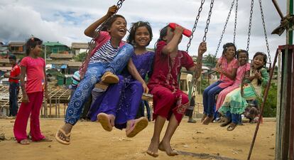 Varios niños juegan en un campo de refugiados de Cox's Bazar.
