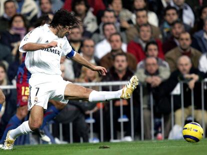 En esta jugada contra el Barcelona en 2005 Raúl sufrió una grave lesión de rodilla. En este partido, el Real Madrid perdió 0-3.