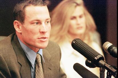 En octubre de 1996 el ciclista americano Lance Armstrong anunció que tenía cáncer en una conferencia concedida a la prensa en Austin (Texas). A la derecha, su novia, Lisa Shiels.