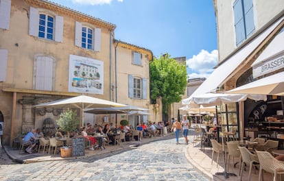 Ambiente en las cafeterías en el centro de Lourmarin.