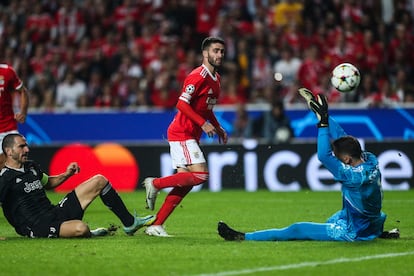 Rafa Silva, jugador de Benfica, marca el cuarto gol de su equipo ante la Juventus en el partido de la fase de grupos de la Champions League, en Lisboa este martes.