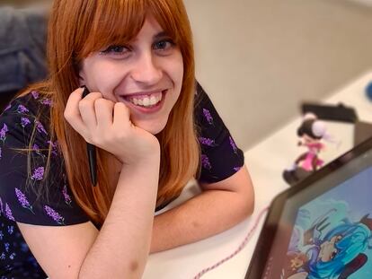 La ilustradora Natalia Morillo delante de su ordenador con uno de sus diseños en la sede de la empresa de videojuegos Scopely, en Barcelona.