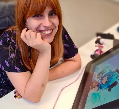 La ilustradora Natalia Morillo delante de su ordenador con uno de sus diseños en la sede de la empresa de videojuegos Scopely, en Barcelona.