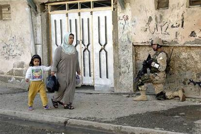 Una mujer y su hija pasan ante un soldado estadounidense en la ciudad iraquí de Mosul, en una foto proporcionada por el Ejército de EE UU.