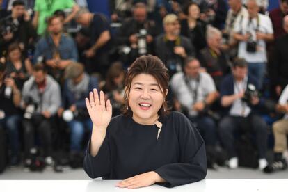 La actriz surcoreana Lee Jung-Eun participa este miércoles en el 'photocall' de la película 'Parasite', que se ha presentado en Cannes.