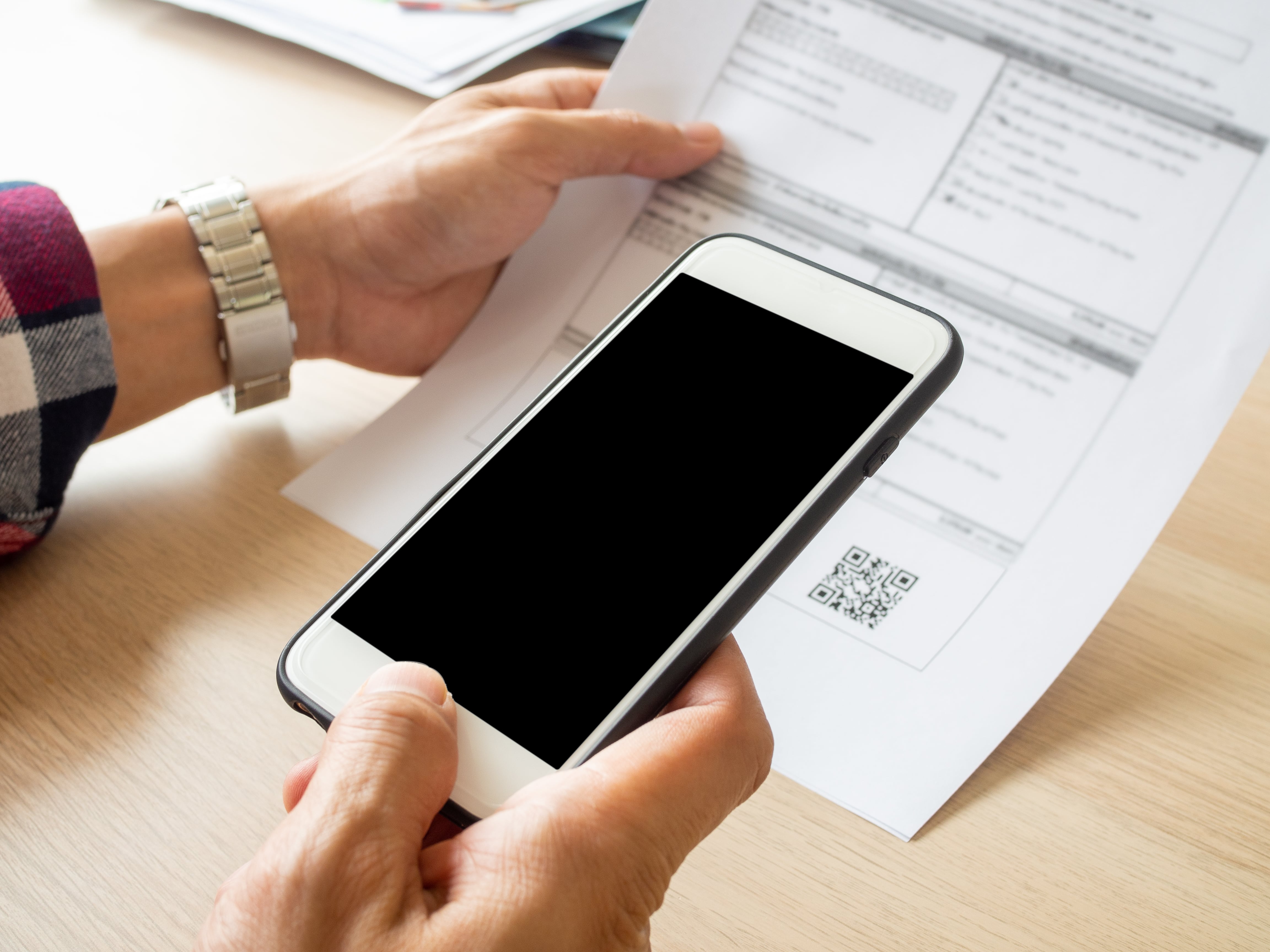 Un cliente escaneando un código de una factura.