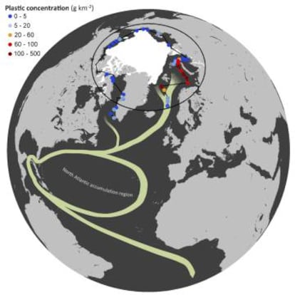 El mapa muestra las áreas de muestreo durante la expedición, el flujo de la corriente termohalina y la concentración de plástico por Km2.