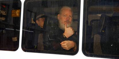 El fundador de WikilLeaks es trasladado en el interior de un vehículo policial tras su detención por las autoridades británicas, a su salida de la embajada de Ecuador, en Londres. 
